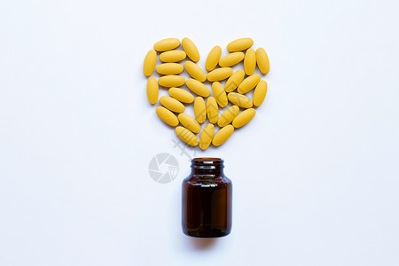 白底的维生素C瓶和药丸心脏形状图片