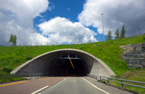 斯堪的纳维亚在挪威山中的隧道与蓝色天空相对背景