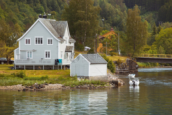 挪威湖边的房屋图片