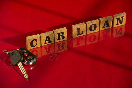 红色背景的木制汽车贷款红色背景的汽车钥匙金融概念图片