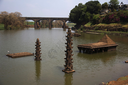 古老的寺庙和深马拉灯的石头结构在panchg河kolhpurmhst内在pnchg河mhrst内图片