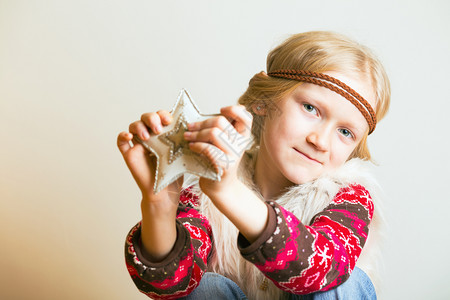 小女孩手握星星开心的笑着图片