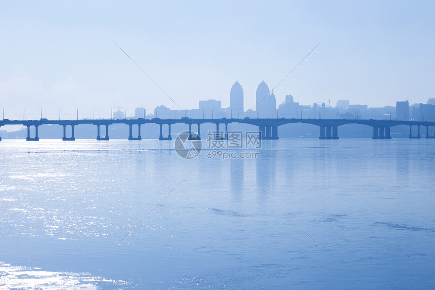 天线城市桥的平视图图片