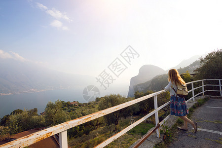 女孩站在观光台上看着湖边的果园Italy图片