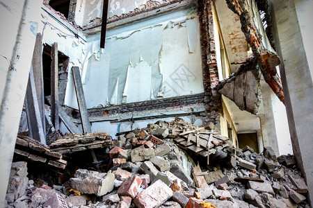 废墟 -一座被毁坏的旧建筑背景图片