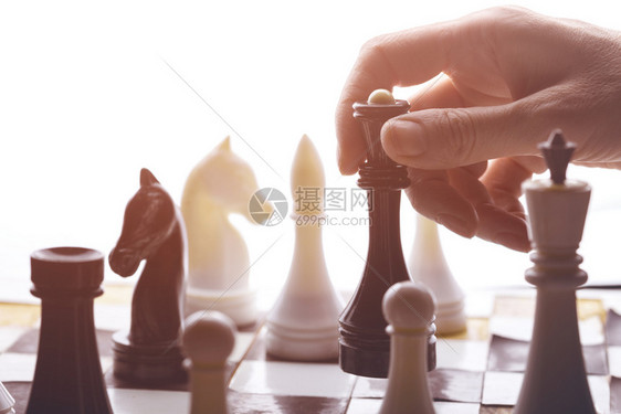 手握黑棋特写镜头图片