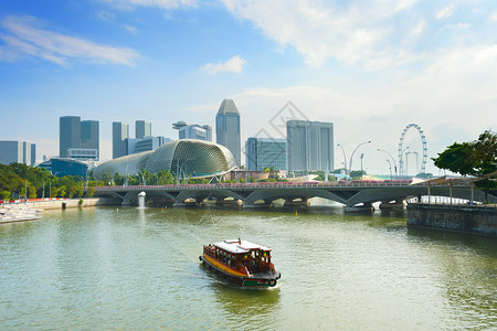 由什纳波尔马里湾港口带有轮渡传单的旅游船巡海湾的河滨剧院和本底城市天际的旅游船巡航图片