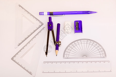 装有标尺减速器固定方形抹布机械铅笔指南针和的几何方框图片