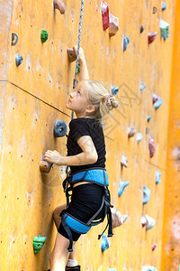 年轻的小女孩在攀岩图片