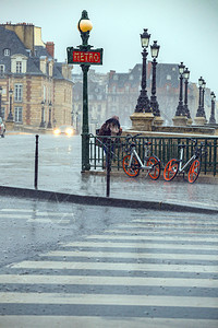 巴黎街头的暴雨图片