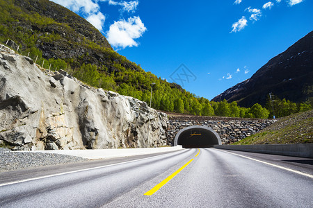 公路隧道在挪威山中的隧道与蓝色天空相对背景