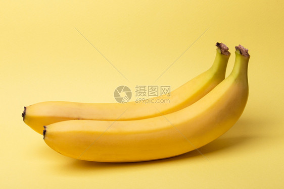 黄底的熟香蕉图片