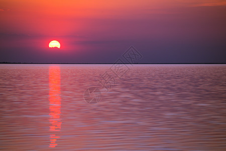 在海边快乐的周末乌拉尼风景和美丽日落在阿佐夫乌拉尼的海面背景图片