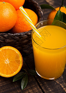 玻璃有机新鲜橙色凉冰果汁深木底有生橙子图片