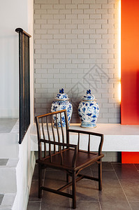 2014年月日201年华欣泰王国以砖墙东方木椅装饰蓝色和白下华丽花瓶为亚洲风格的客厅图片