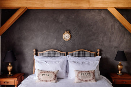 2014年月日201年华欣泰国古老的舒适酒店房间配有经典的木制床灯枕头墙钟古老的乡村家庭装饰图片
