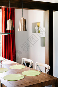 白木椅和餐桌上面挂着支架灯图片