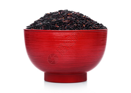 黑米饭团白色背景的红碗生有机黑白葡萄干米饭背景