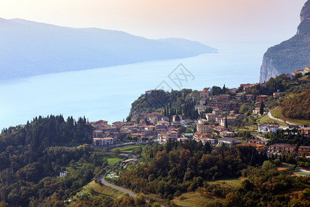美丽的景色有名小城镇曲调在意大利的加达湖图片