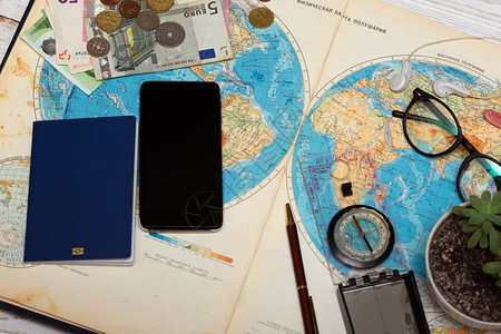 旅行计划背景旅行要带什么反向相机钱太阳镜硬币耳机护照指南针电话图片
