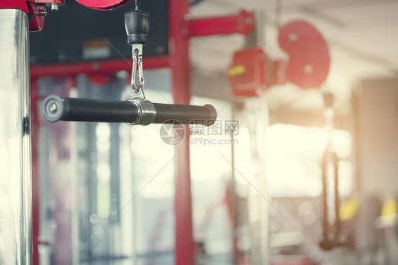 运动和健康背景概念健美身运动机在健身房里背景模糊图片用于添加文字信息设计艺术工作的背景图片