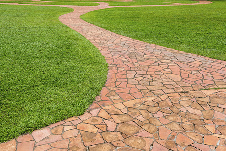 橙色石头行走道公园里有绿草抽象背景背景图片