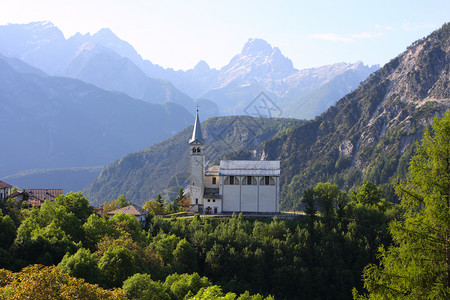 山村和丘的教堂图片