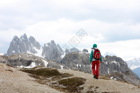 随到随学登山者到丘上爬背景