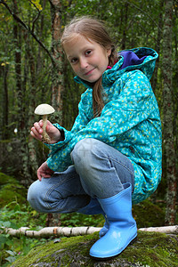 蘑菇女孩在森林里拿着蘑菇的女孩背景