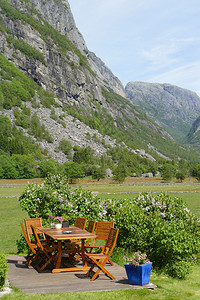 坐在花园和山丘的桌椅子上图片