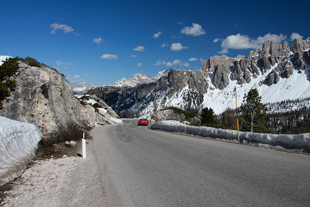 通向高雪山的公路图片