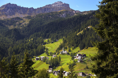 位于山坡上的一个小典型意大利村庄图片