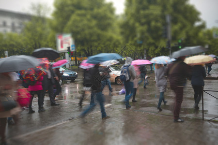 城市下雨图片