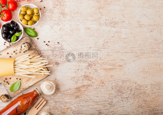 番茄酱和木本底奶酪典型的意大利乡村食物蒜玉米卷黑橄榄和绿油薯片图片