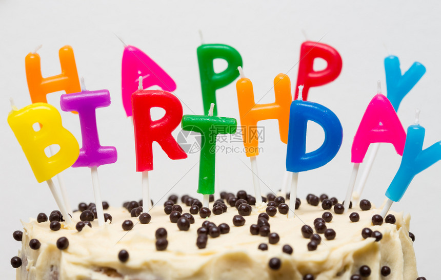 白奶油上多色字母的生日蛋糕图片