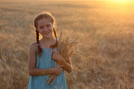 抱着小麦的女孩背景图片