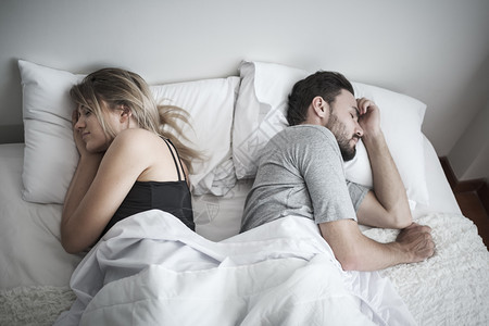 夫妻在床上睡觉彼此忽视对方避免行为有冲突或问题的概念白色高清图片素材