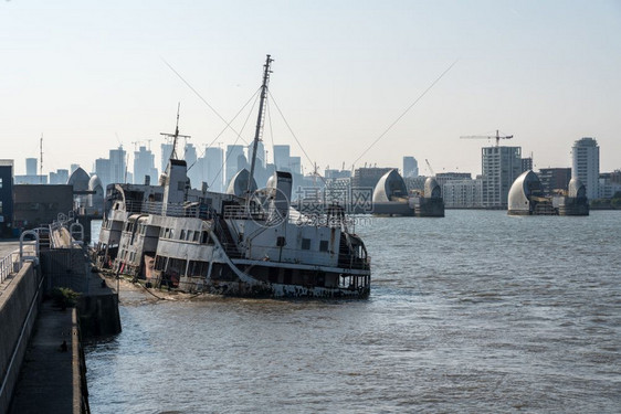 皇家渡船的残骸沉没在隆登码头靠近盐河屏障图片