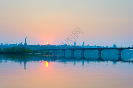 以帕顿桥和基辅市为主日落时乌拉茵图片