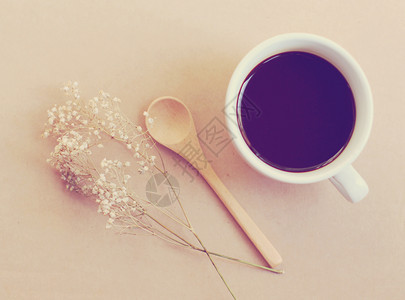 含干花的黑咖啡和勺子反转过滤效应图片