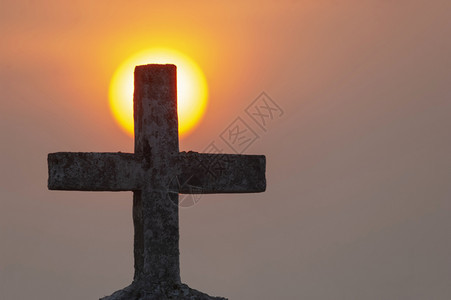 圣十字和日落在阿努纳海滩北果阿印地亚在努纳海滩图片