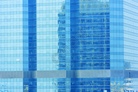蓝眼镜窗口的抽象背景现代建筑的蓝色天空反射图片