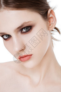 美容时装模型有烟色眼睛化妆皮肤护理和SPA治疗闭合图片