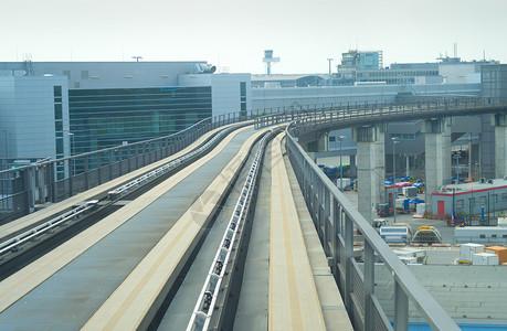 在法兰克福机场终点站之间的现代铁路中转列车背景