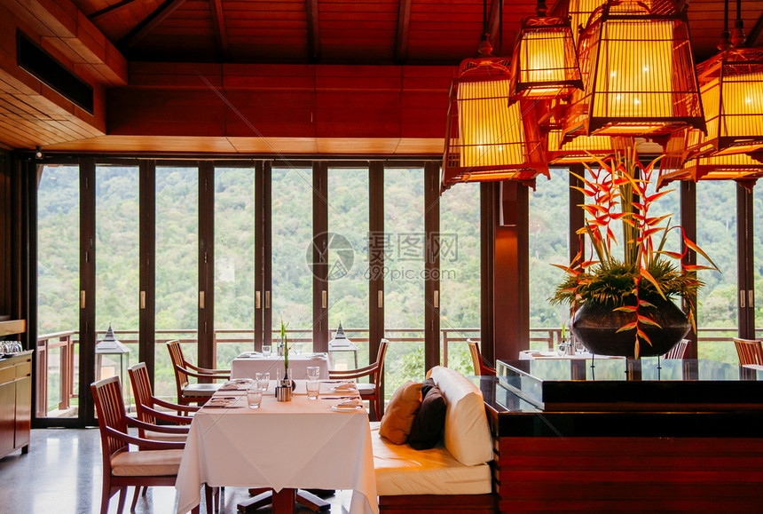 2014年5月7日204年月7日泰国Krabi亚洲豪华旅店风格餐厅配有当代木制家具椅子桌鸟笼养草灯装饰图片