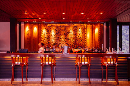 2014年7月日泰兰的Krabi2014年月7日充满活力的时尚夜俱乐部酒吧配有设计良好的家具木凳和酒保在柜台优雅温暖的氛围下工作图片