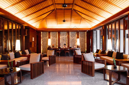 2014年5月7日204年月7日泰国Krabi泰国亚裔奢华豪风格酒店大厅休息室配有当代木制家具椅子桌枕头和泰式风格装饰品图片
