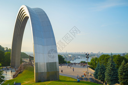 人民和友谊拱门是背景中podl的天线kievuraine图片