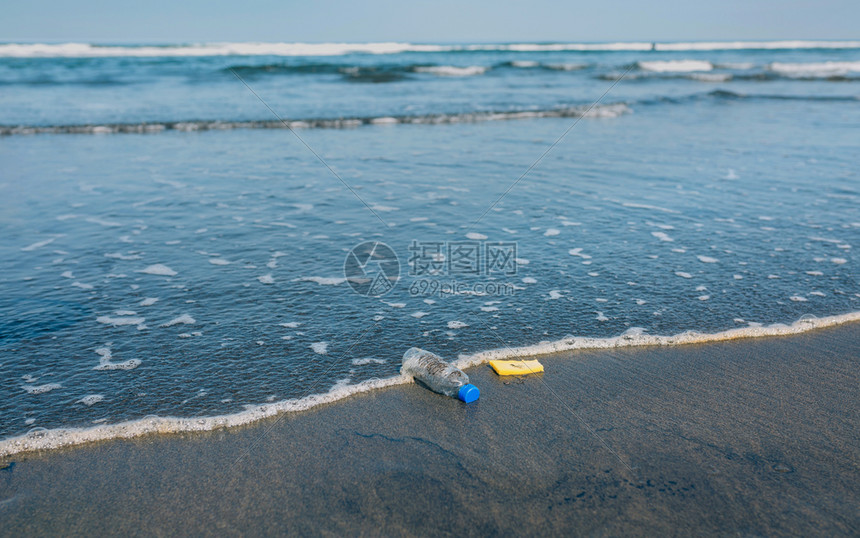 海岸上的塑料瓶和垃圾海岸上的图片