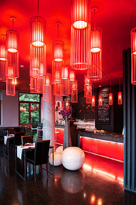 现代充满活力的室内酒吧休息里面有黑白音家具感的红花生灯色天板和黑闪亮的地板图片